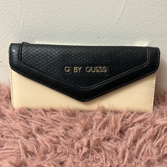 G BY GUESS WALLET - Picture 1 of 4